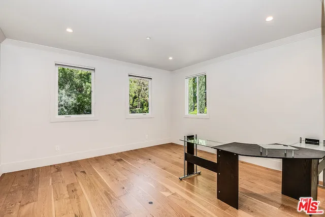 ATTACHED 5TH BEDROOM GROUND LEVEL WITH OWN ENTRANCE AND OWN BATHROOM