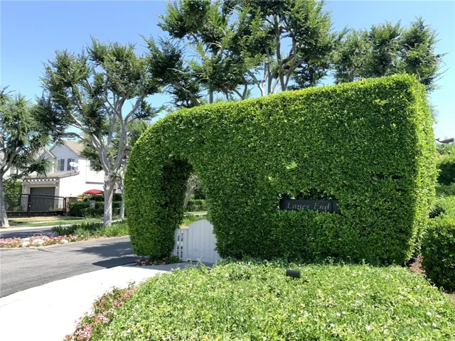 Welcome to the highly desirable Lanes End in Northwood Pointe
