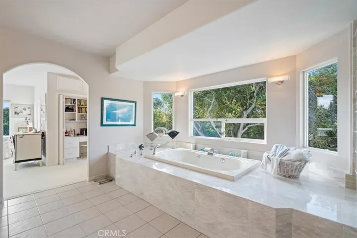 Jetted soaking tub