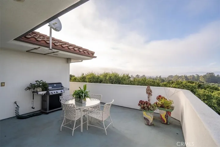 Outdoor entertaining on the wraparound deck