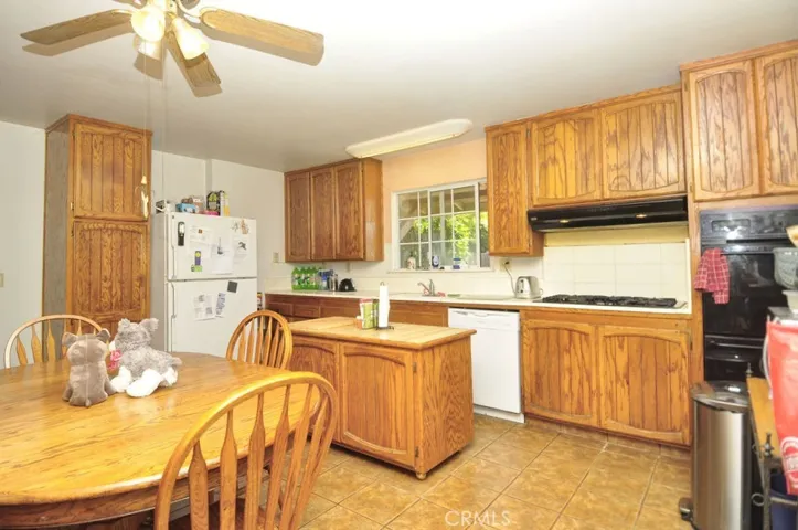 COUNTRY KITCHEN
