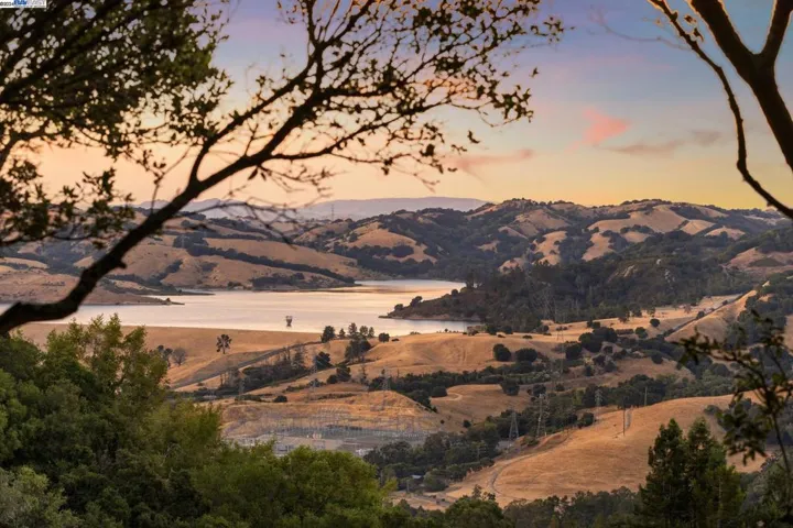 58 Camino Del Diablo, Orinda, California 94563