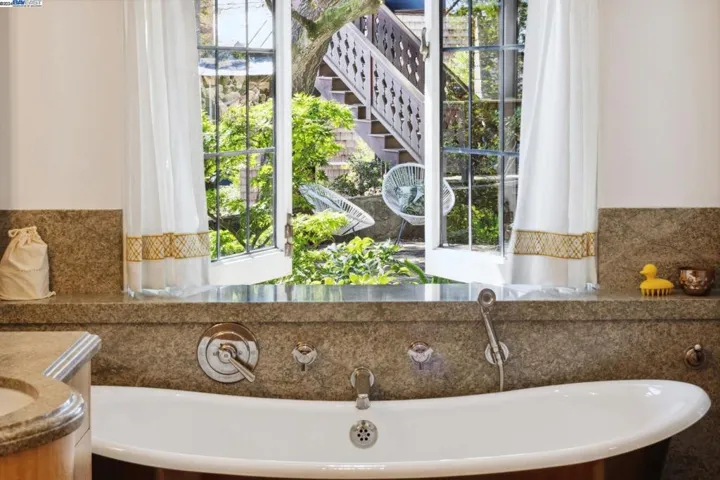 58 Camino Del Diablo, Orinda, California 94563