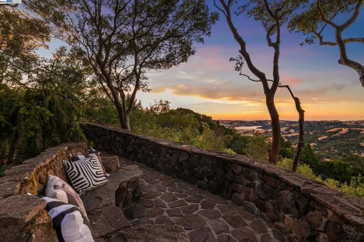 58 Camino Del Diablo, Orinda, California 94563