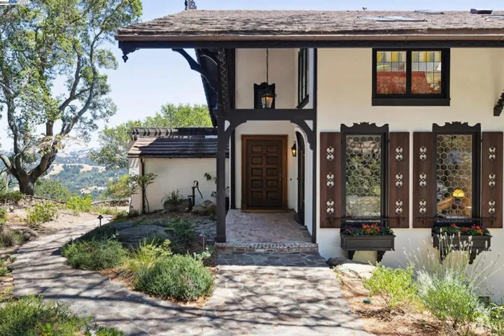58 Camino Del Diablo, Orinda, California 94563