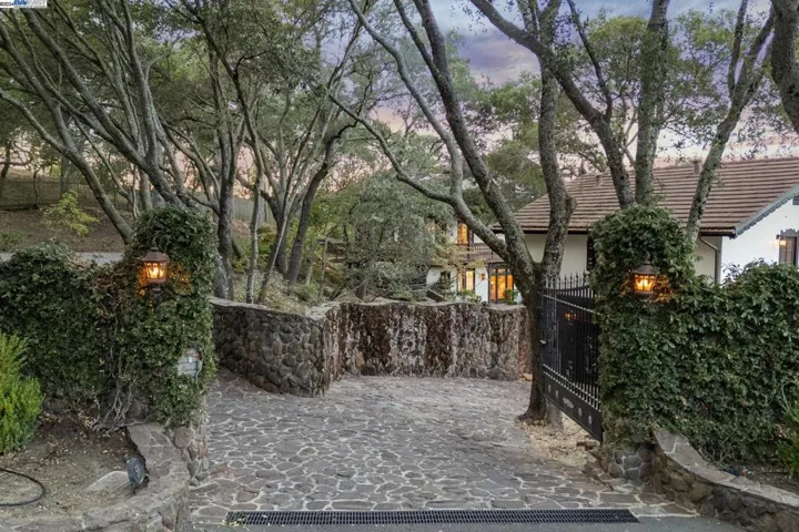 58 Camino Del Diablo, Orinda, California 94563