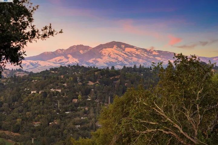 58 Camino Del Diablo, Orinda, California 94563
