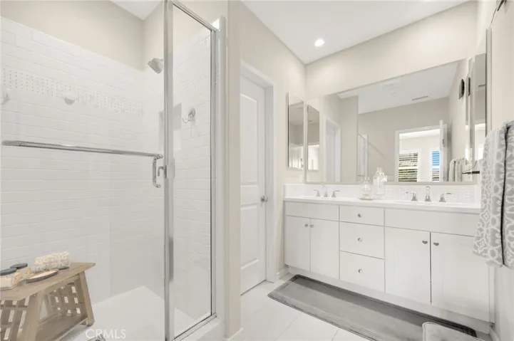 Large primary en suite bathroom.