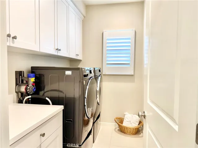Spacious laundry room.