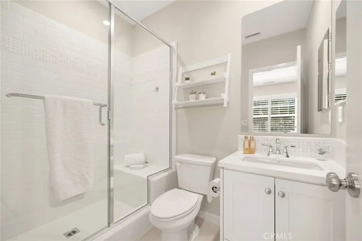 Downstair's bedrooms en suite bathroom.