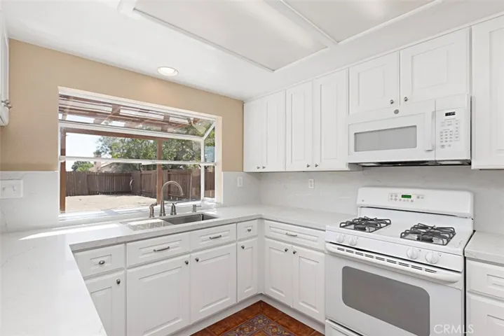 Quartz counters, SS single basin sink & upgraded cabinets with soft close doors & drawers