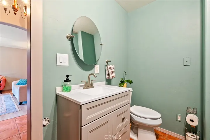Guest 1/2 bathroom.