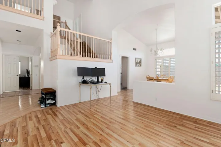 4-web-or-mls-04 - Living Room