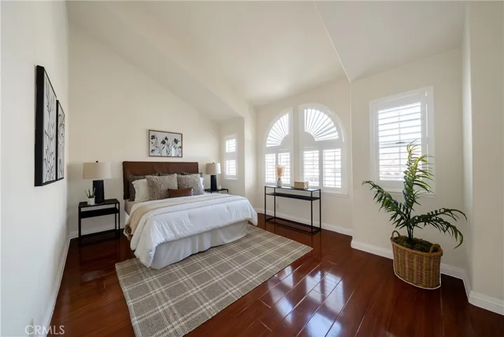 Large Primary suite, high ceilings, plantation shutters, walk in closet.