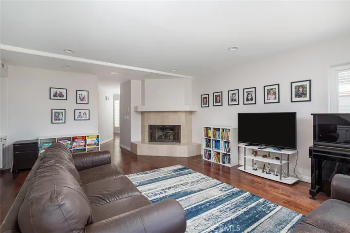 222 Larsson Street, Manhattan Beach, California 90266