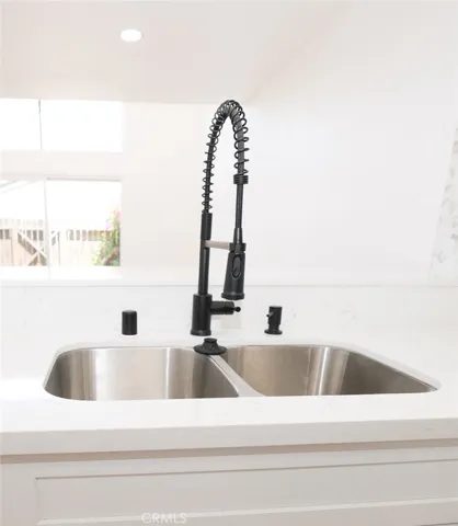 Kitchen Sink w Bar Area