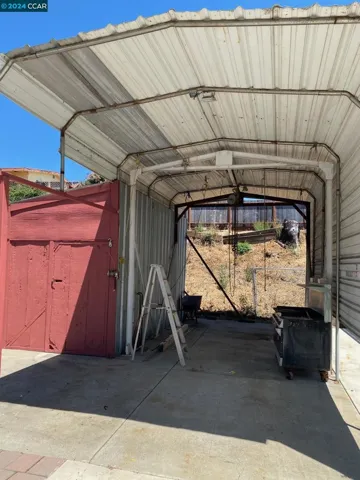 Side yard driveway covered parking