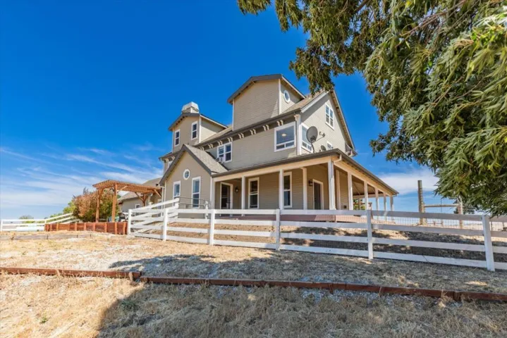 385 Hitch Drive, Hollister, California 95023