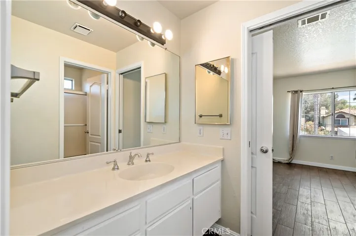 Jack 'n' jill bathroom
