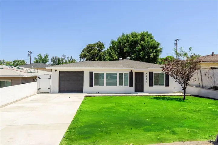 Grass is shown for photo purposes only, there is not landscaping installed