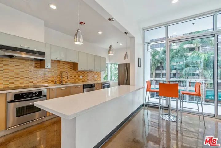 645 W 9th Street 425, Los Angeles, California 90015