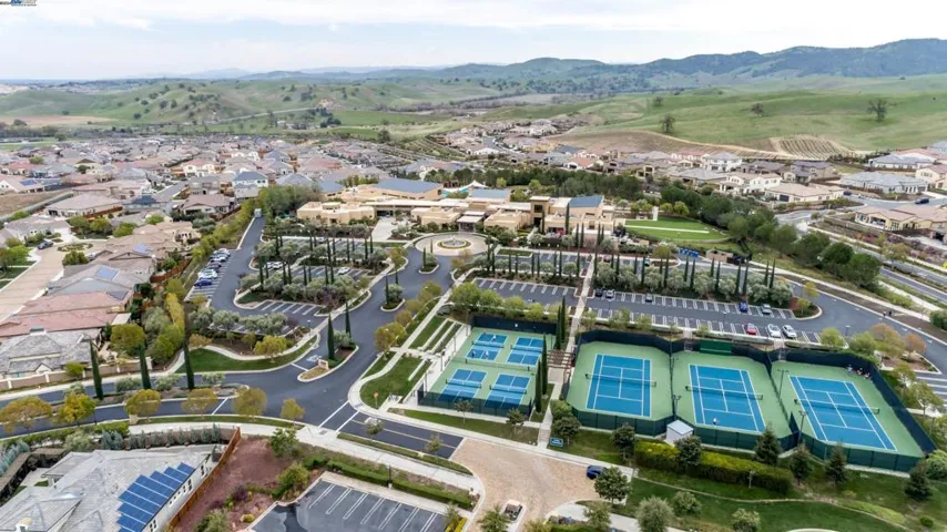 Community Tennis and Pickle Ball Courts