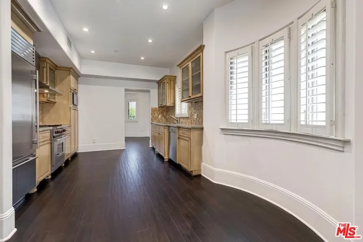 Breakfast Area and Kitchen