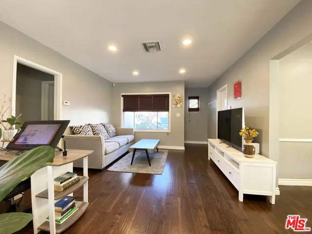 9055 Varna Avenue, Arleta, California 91331