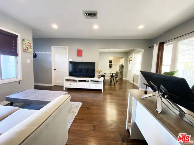 9055 Varna Avenue, Arleta, California 91331