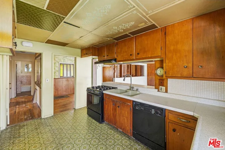 2902 Ladoga Avenue, Long Beach, California 90815