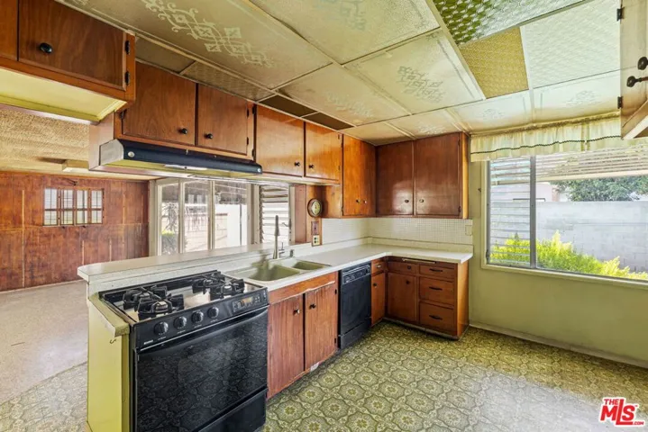 2902 Ladoga Avenue, Long Beach, California 90815