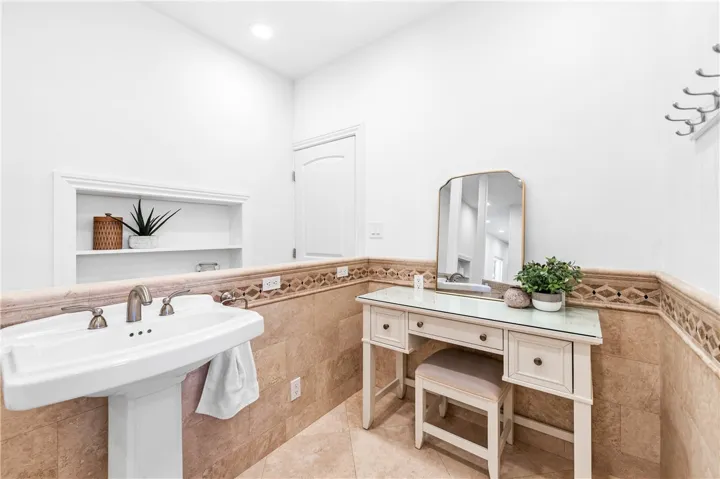 5123 Hedda Street, Lakewood, California 90712