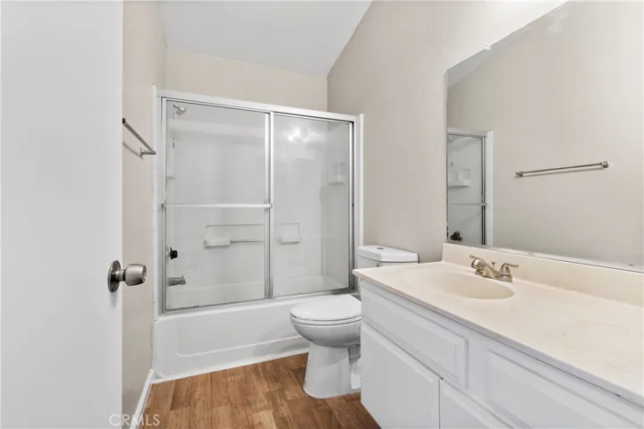 Full Bathroom (upstairs)