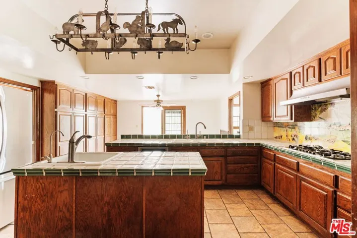 19365 Lemmer Drive, Tarzana, California 91356