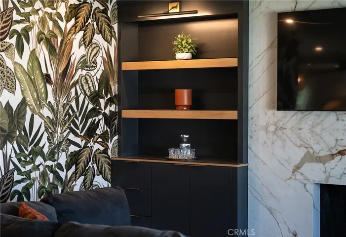 CUSTOM EUROSTYLE BUILT-INS