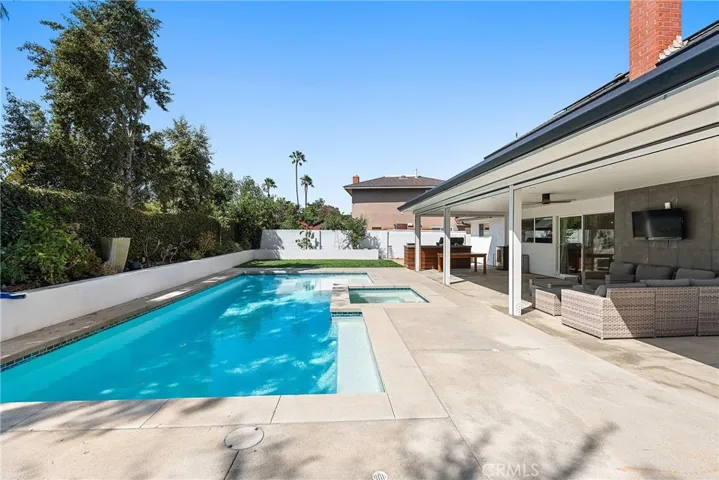 ENTERTAINING BACKYARD