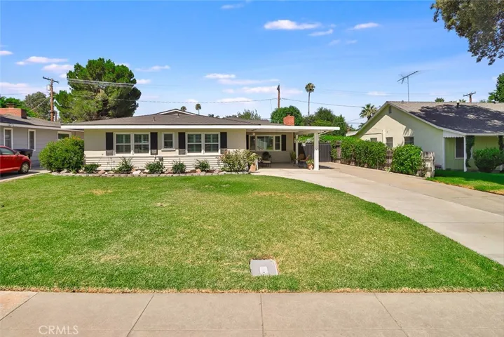 Well maintained home with plenty of outdoor space!