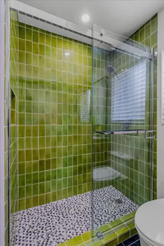 04-2140 Southridge Dr (bath showers)-2