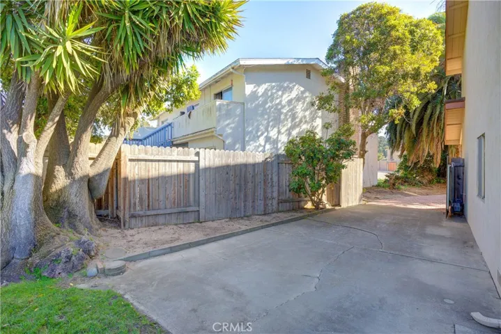 RV Double Gate on side of house