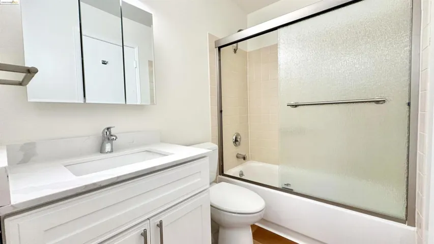 8 Commodore C455, Emeryville, California 94608-1651