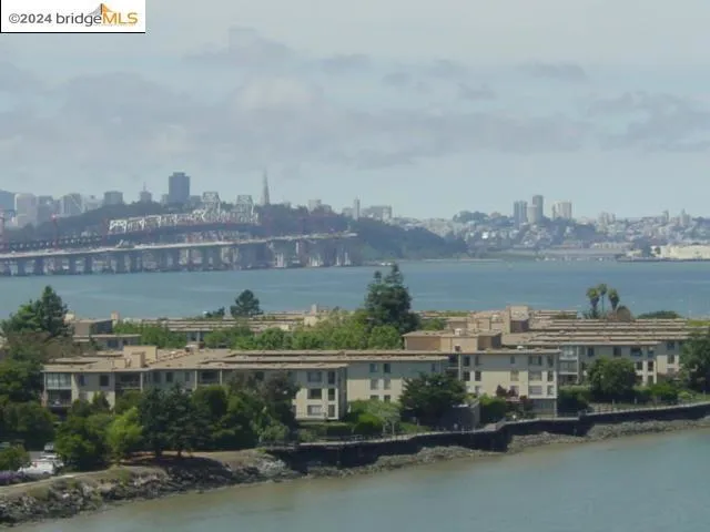 8 Commodore C455, Emeryville, California 94608-1651