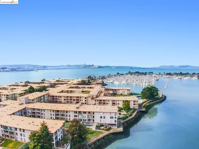 8 Commodore C455, Emeryville, California 94608-1651