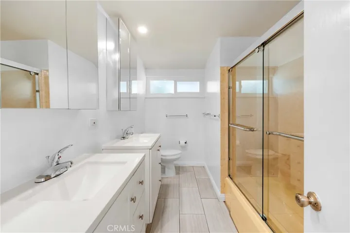 Hallway full bath with tub & shower combo