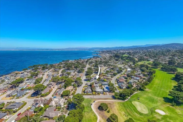 Your choice - Golf or the Sea!