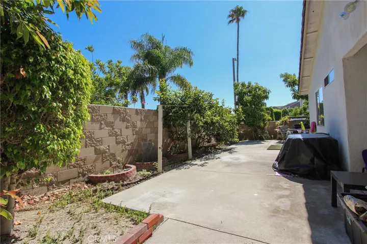 5621 Ridgebury Drive, Huntington Beach, California 92649