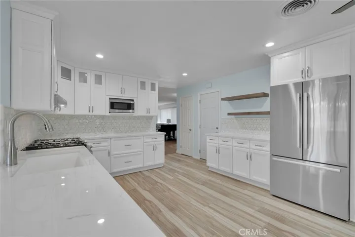 Large kitchen with custom drawers, self-closing too. And beautiful backsplash