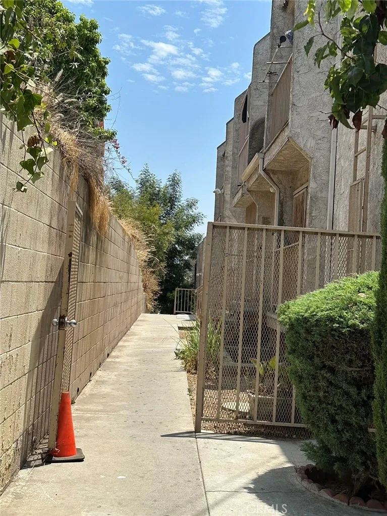 909 New Depot Street 15-16, Los Angeles, California 90012 home-pic-2