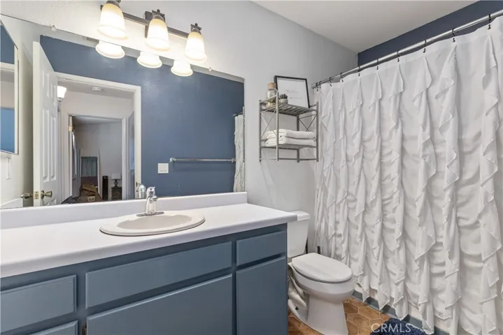 Main bathroom

