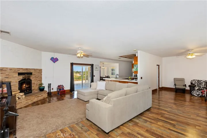 9245 Bellflower Street, Oak Hills, California 92344