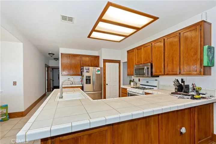 9245 Bellflower Street, Oak Hills, California 92344